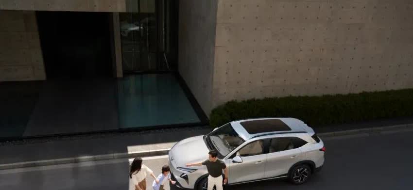 赤裸裸的现实！
6％家庭，买50万元以上的车；
12％家庭，买20~50万元