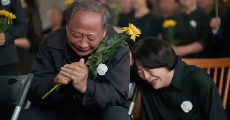 《我的后半生》老苟的葬礼也是高大上！
苟秉强和田震洋过了不到一年吧！
苟秉强为了