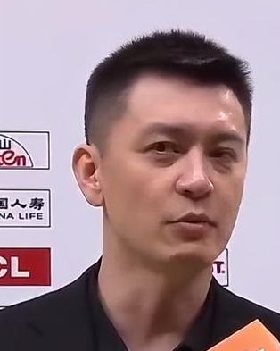 辽宁男篮主教练杨鸣谈球队惨败上海，他表示：虽然大家都很努力，但我们整体和上海存在