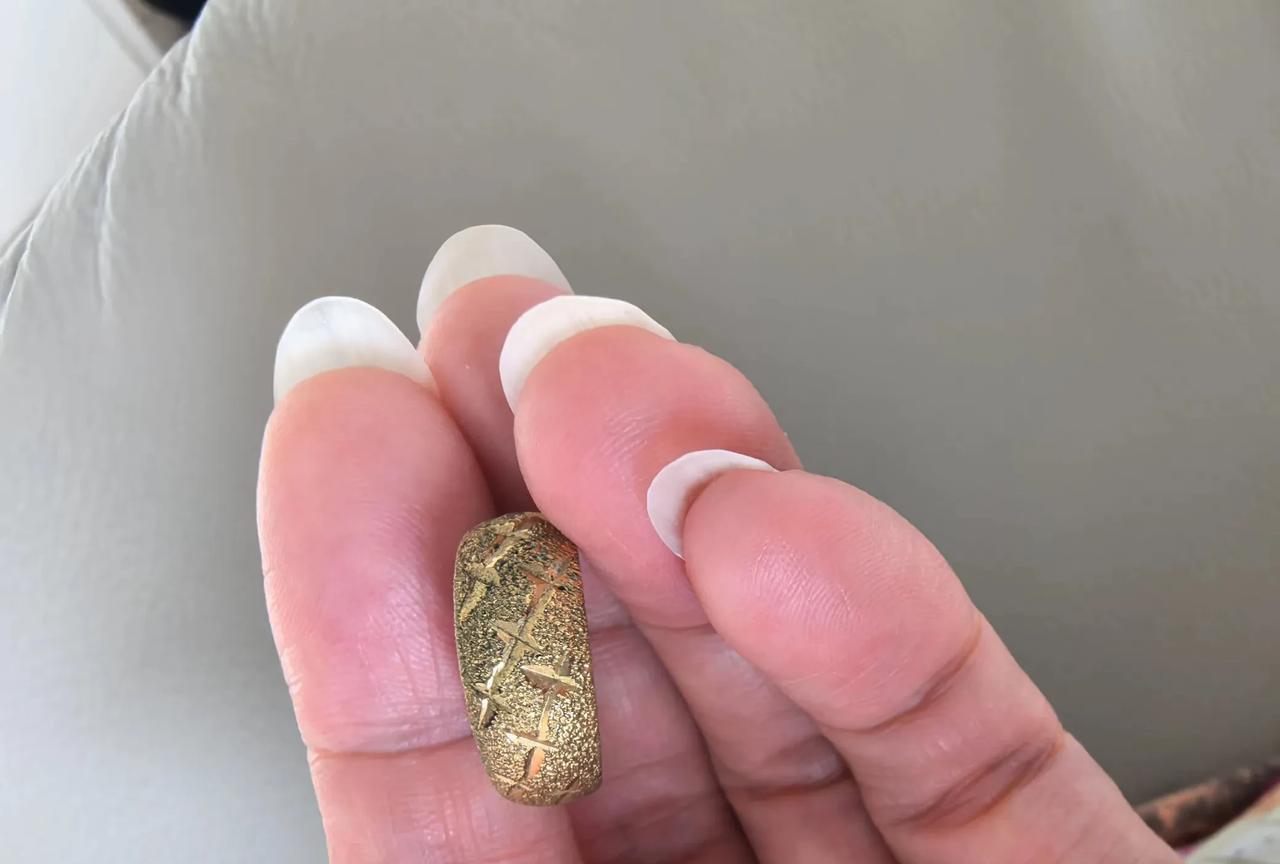 广西，女子花989.1元在“老风祥”网店买了一对足金耳环，送婆婆当生日礼物，1年