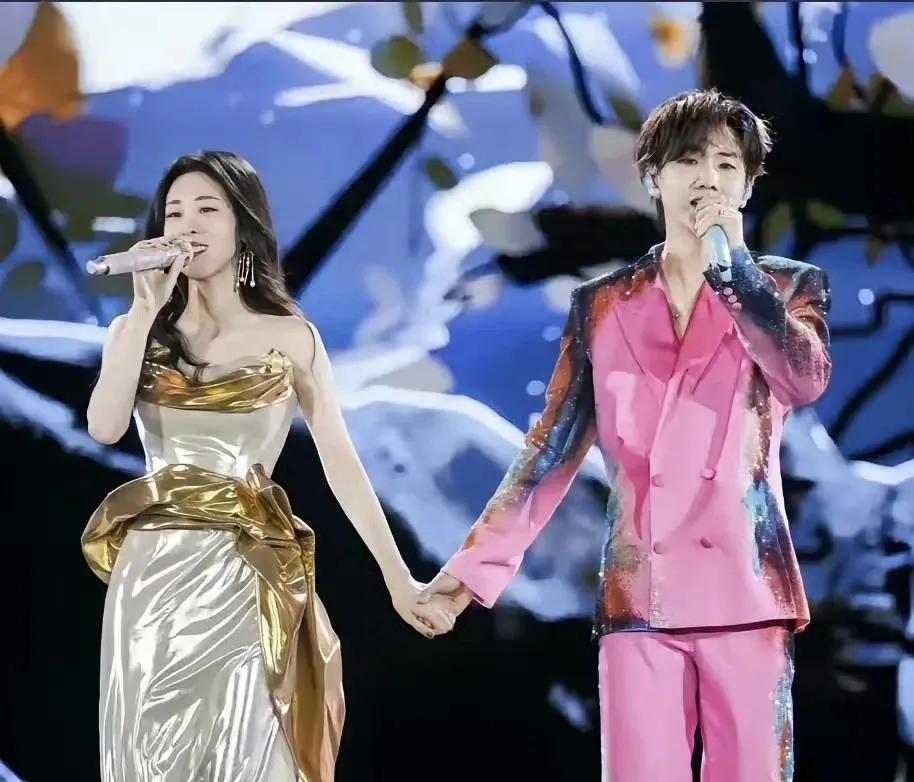 张碧晨真该多读读书，好好了解一下什么是著作版权，演唱不等于版权。
明明不关她的事