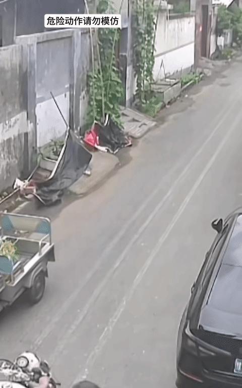还以为自己骑的是两轮摩托车，忘记旁边还带个挎斗[灵光一闪]