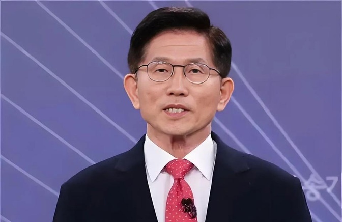 韩国政坛又有了新动静！



74岁的金文洙不想就此退出历史舞台，刚在总统选举中