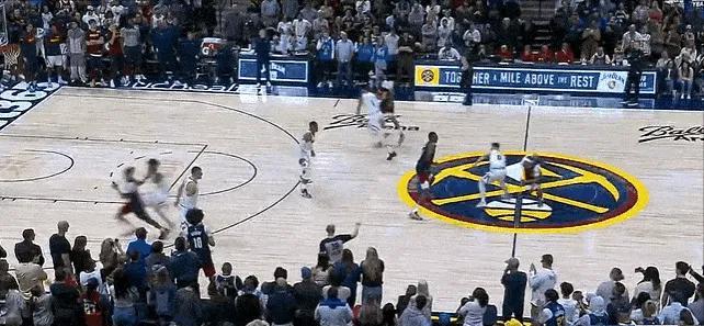 逆天！普尔超远三分绝杀掘金！
最后时刻，穆雷中距离跳投扳平比分，普尔拿球刚过lo