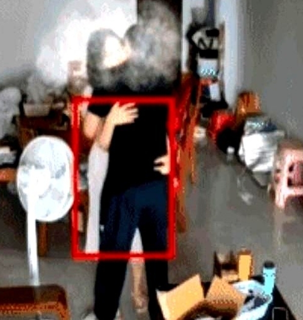 男子参加同学婚礼，同席宾客都是陌生人，男子畅饮一杯白酒后，邀请其他人共饮，只有一