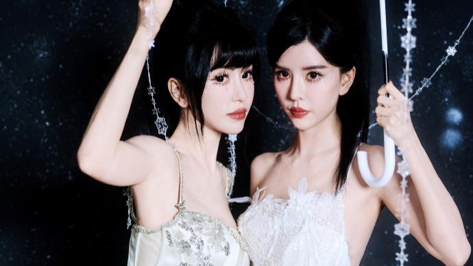 by2晒2026年写真照，两姐妹身穿白纱裙，上演雨中小浪漫！