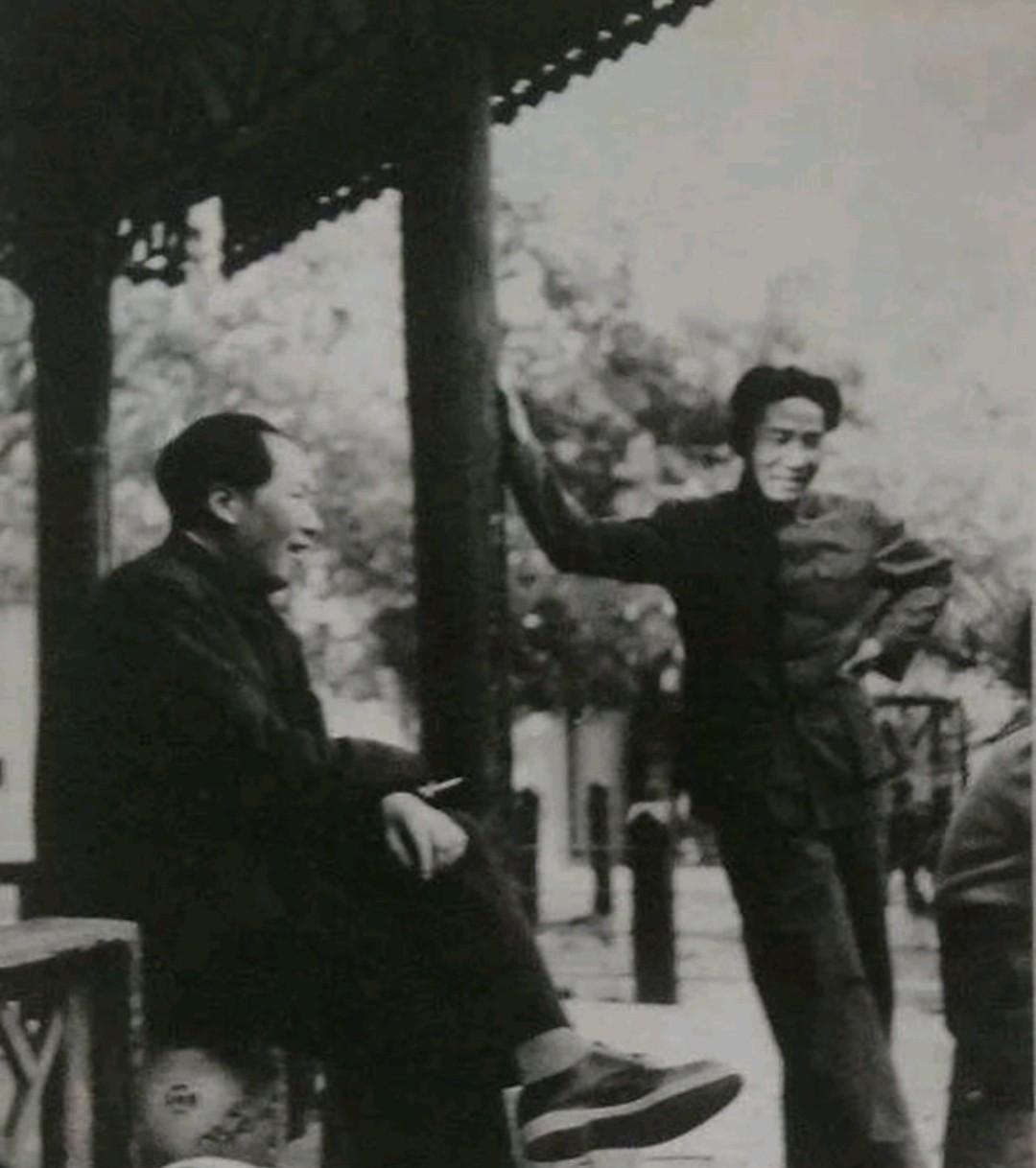 毛主席与毛岸英的合影记录了父子间的珍贵时光。
这是1949年，父子俩在北平谈心时