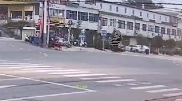 两个车都很礼貌，见面互相磕头。
6月15日（发布）街头搞笑一幕，红色大货沿主路直