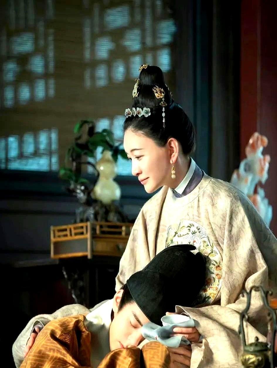 1462年，15岁的太子朱见深宠幸了比他大19岁的乳娘万贞儿，从此一发不可收拾。