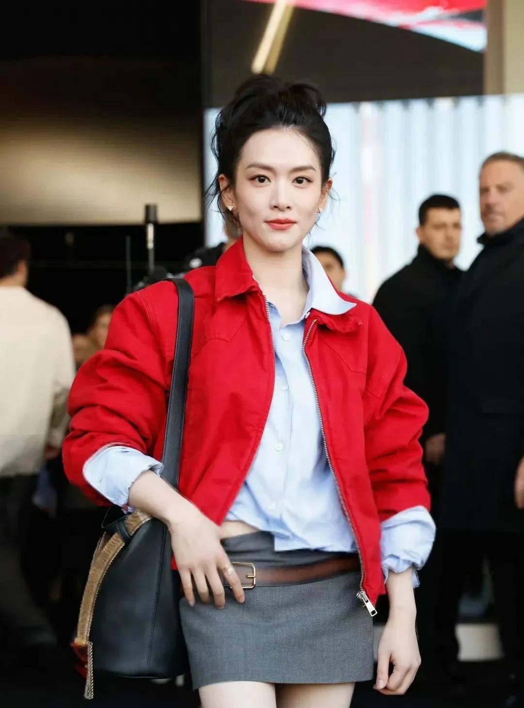 2月27日，陈昊宇米兰首秀g社生图
红外套真的非常吸睛！就是不太理解扣裙子的拍照