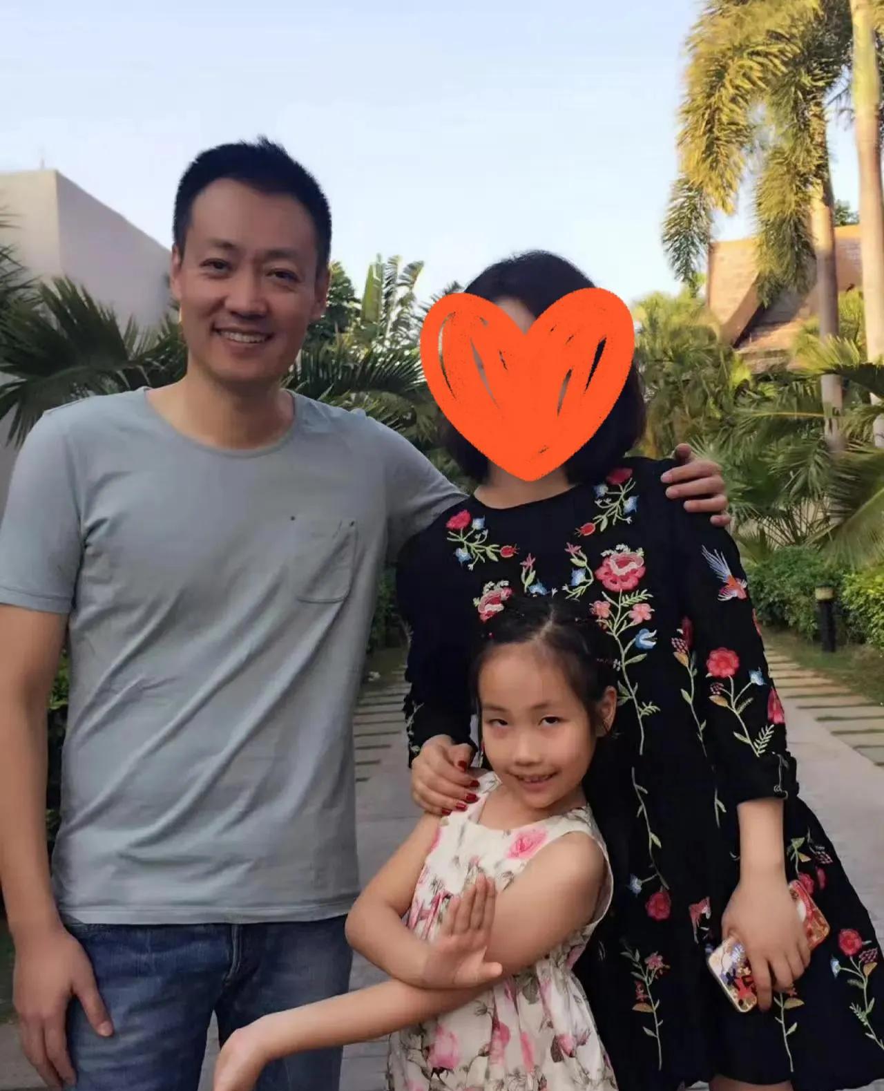 朱媛媛离开了！
她最放心不下的除了她老公辛柏青，
她17岁的女儿本本了！
朱媛媛
