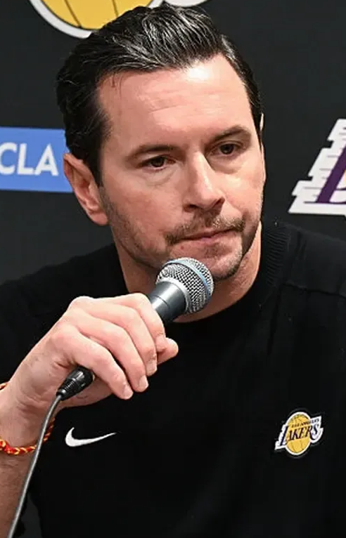 NBA常规赛，湖人91-107不敌马刺。
此役，詹姆斯、里夫斯、八村垒和蒂埃罗缺