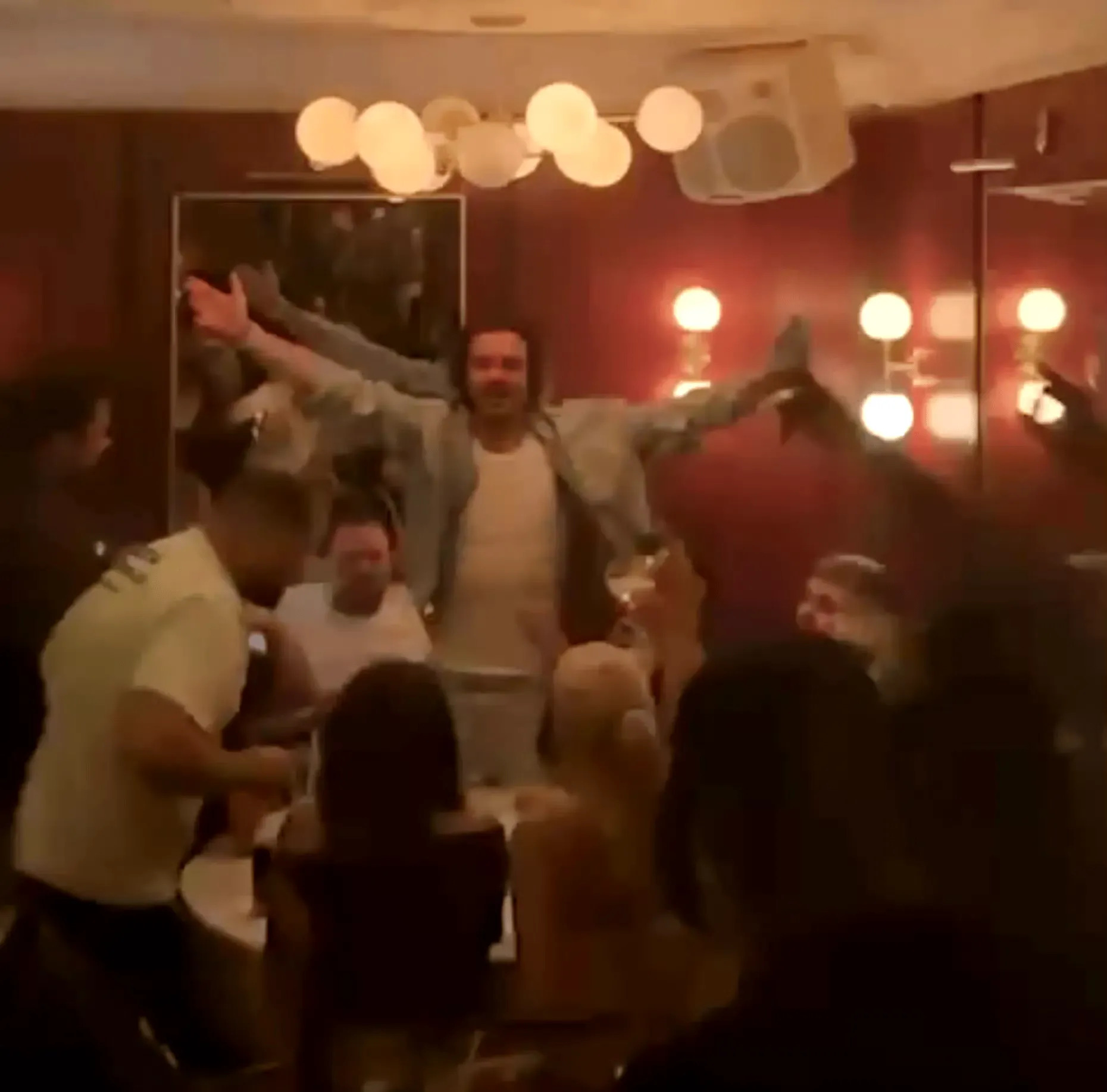 格拉利什夜店撒钱





---





格拉利什又出来“搞事情”了！你绝对