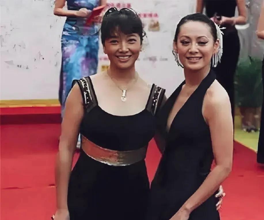 姜珊宁静在一起走红毯，俩人都穿黑色礼服，都是演技派，气质出众。为什么姜珊胳膊脖子