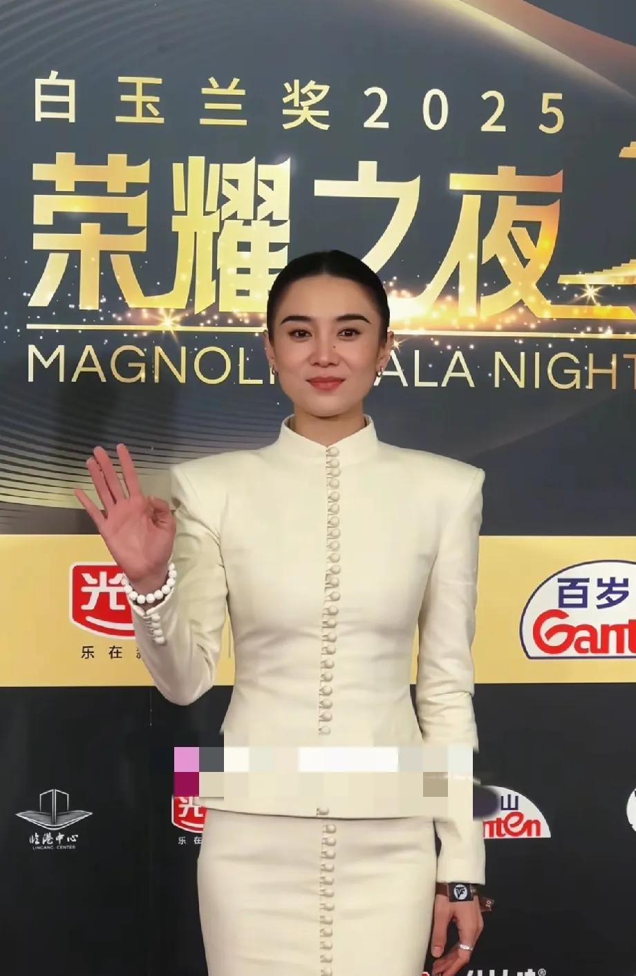 宋佳这是志在必得了，角色加成很大。但是这是白玉兰，不是飞天奖，一切皆有可能。
 