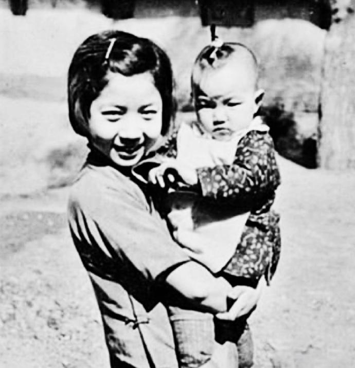 1941年秋，延安发生了一起惨案，1位首长女儿的小保姆妞儿遭到侵犯残害。案发地点