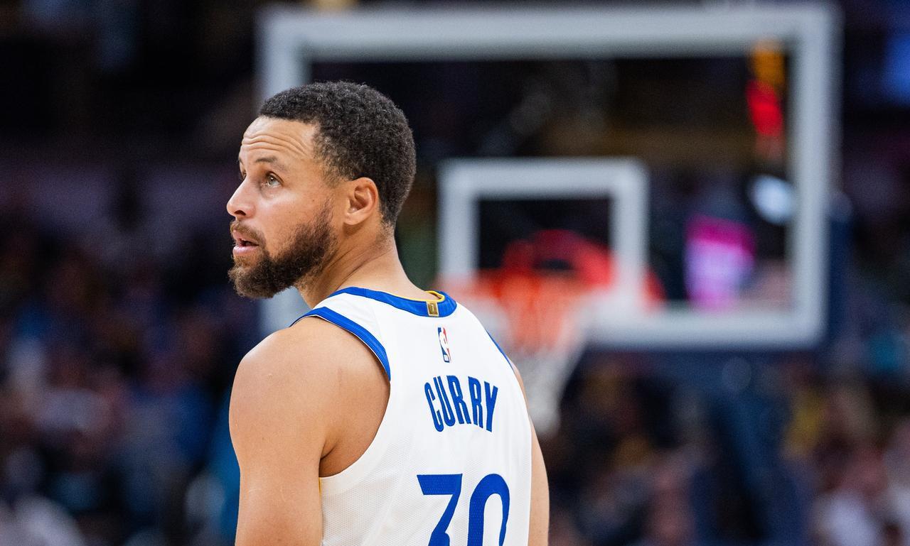 库里拿高分输球，拿低分还是输球？
勇士对阵太阳比赛最后时刻，两队比分98-98平