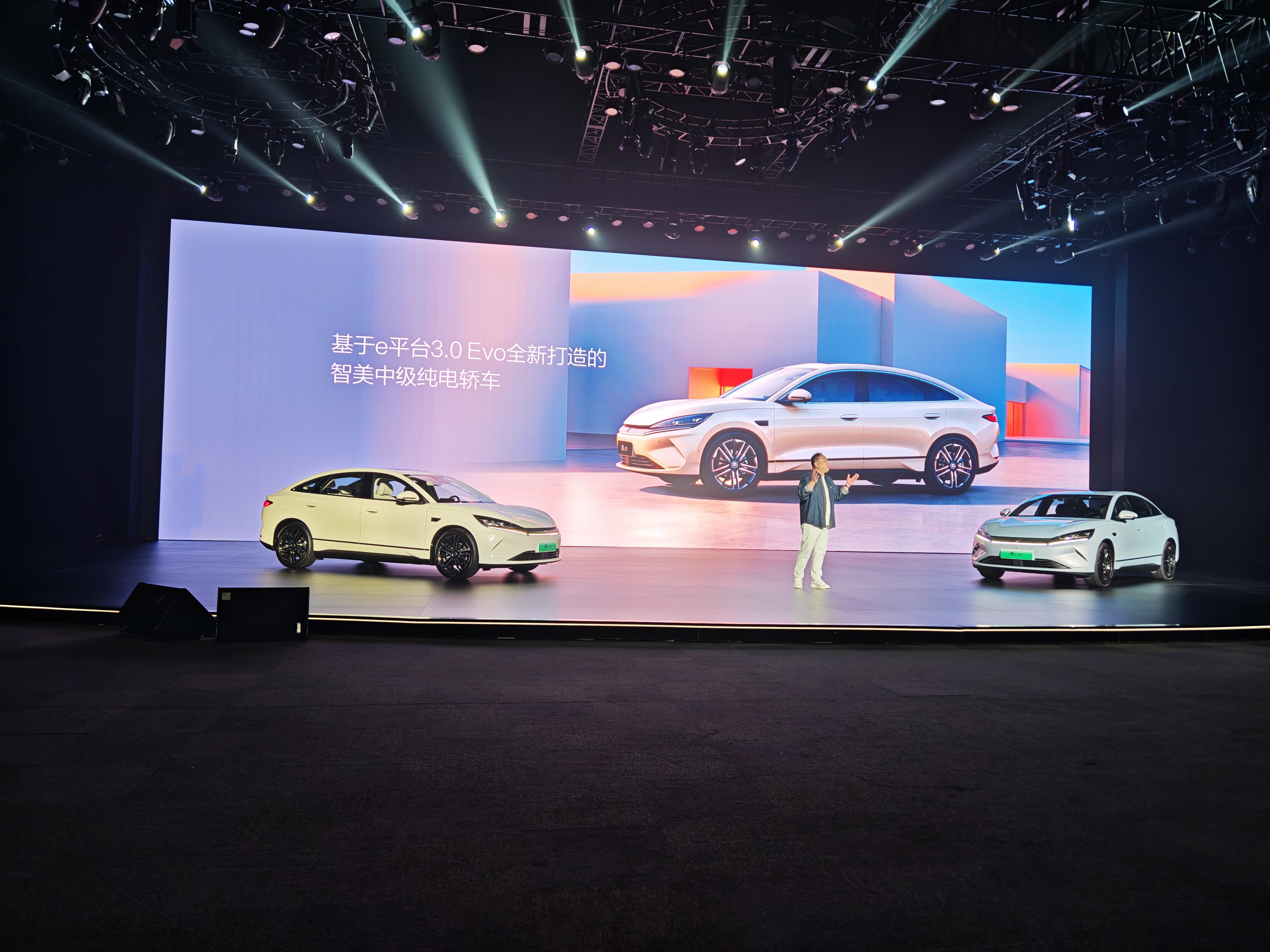 比亚迪秦L EV上市价格11.98万起，纯电轿车