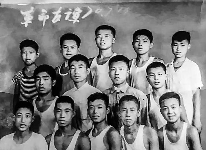 寻找老照片上的你！ 
这张照片拍摄于1970年夏天，拍摄于德州陈庄公社高中，陈庄