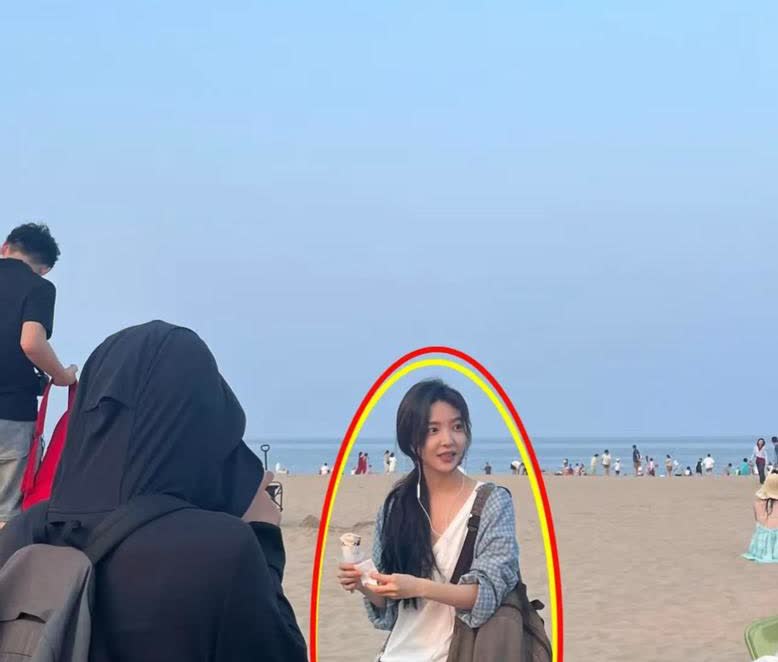 不是吧，电视上看一般啊，章若楠本人真的好好看啊，比例超级好呀，我好喜欢！