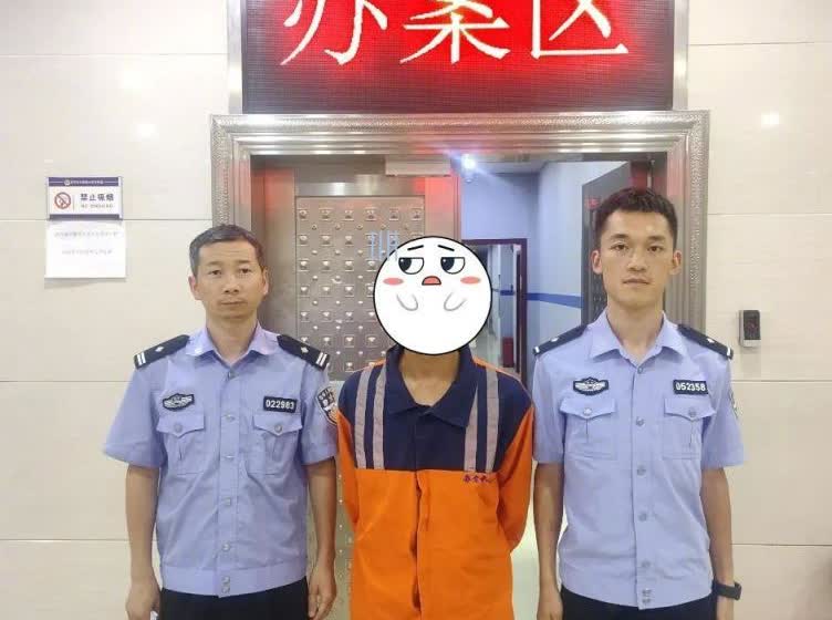 为博流量捏造散播贵州榕江灾情谣言，一男子被行政处罚
6月26日，网安部门民警在