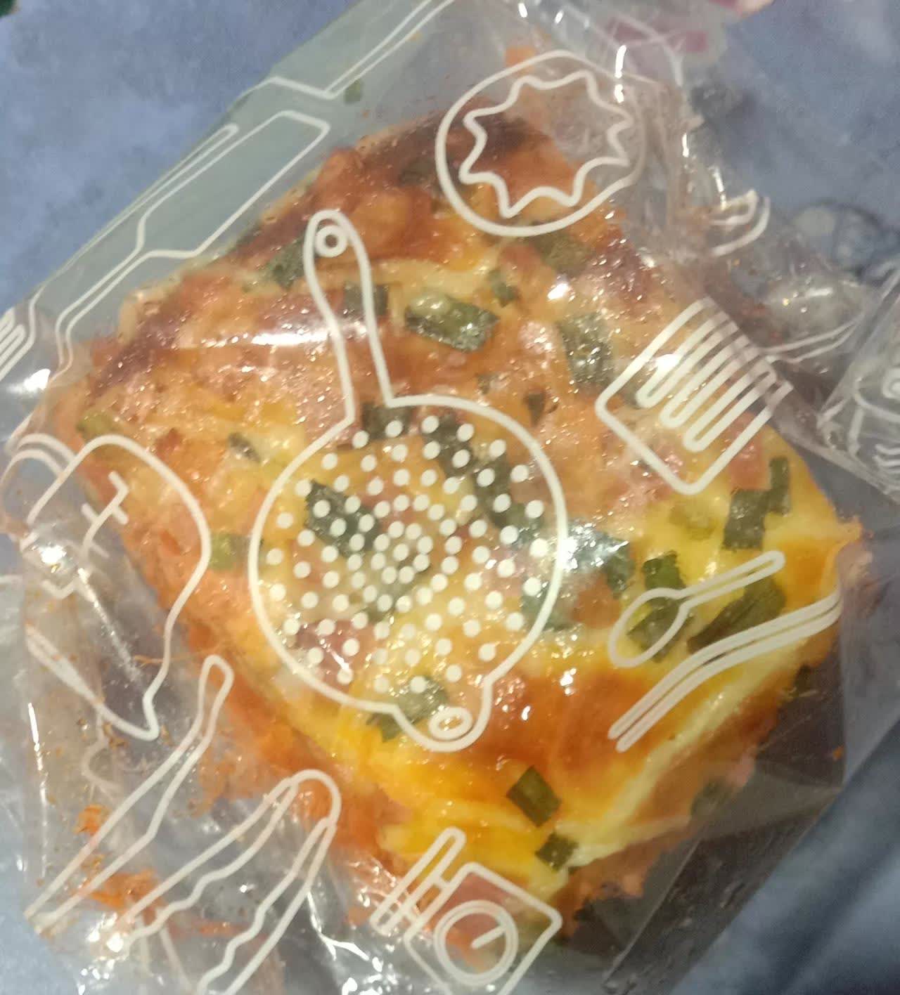 我想问下大家，在面包店买的面包，过了保质期还能不能吃呀？

今天帮儿子整理房