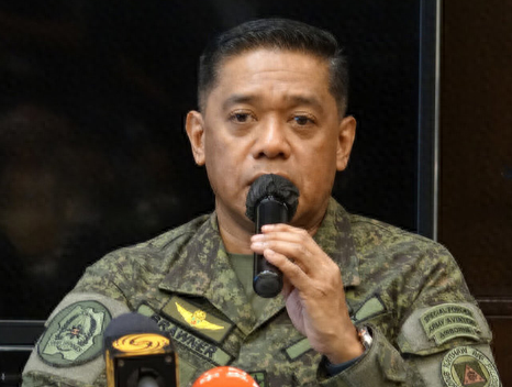 菲律宾武装部队总参谋长布劳纳最近对16万现役士兵下了硬命令：不管杜特尔特一家碰到