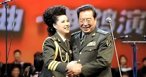 恩爱35年抵不过残酷现实！59岁梦鸽风韵犹存，86岁李双江颤颤巍巍，这就是老夫少