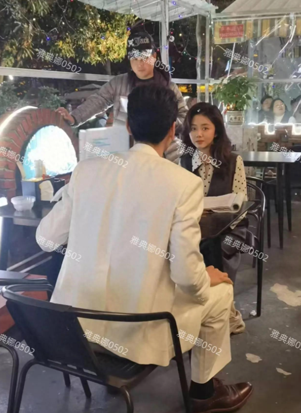 谭松韵本人好漂亮，娃娃脸大眼睛，五官小巧秀气十分上镜。