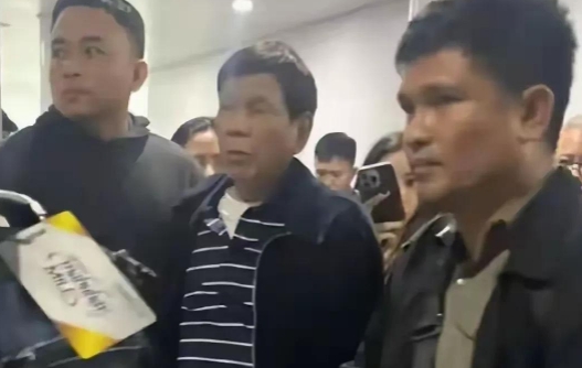 菲律宾前总统在机场被捕：马科斯跨国追杀杜特尔特真相！
菲律宾马尼拉国际机场上演政