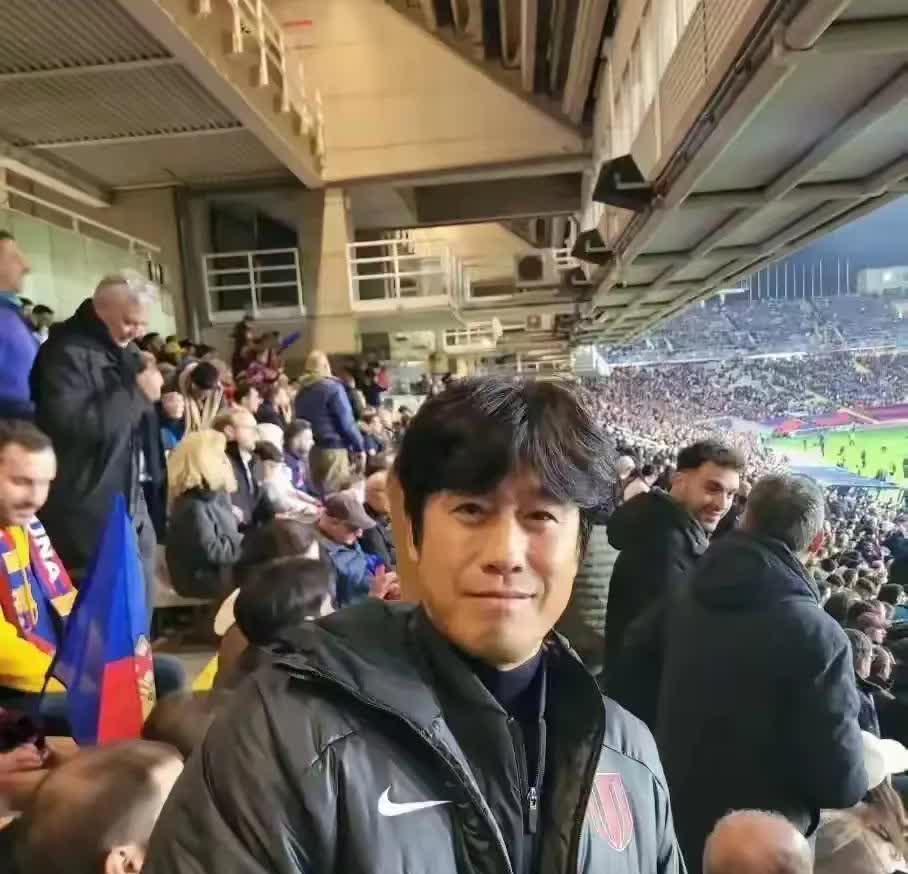 徐正源的职业操守挺值得说道。他不像南基一固执，也没像崔康熙摆烂，即便妻子外网发表