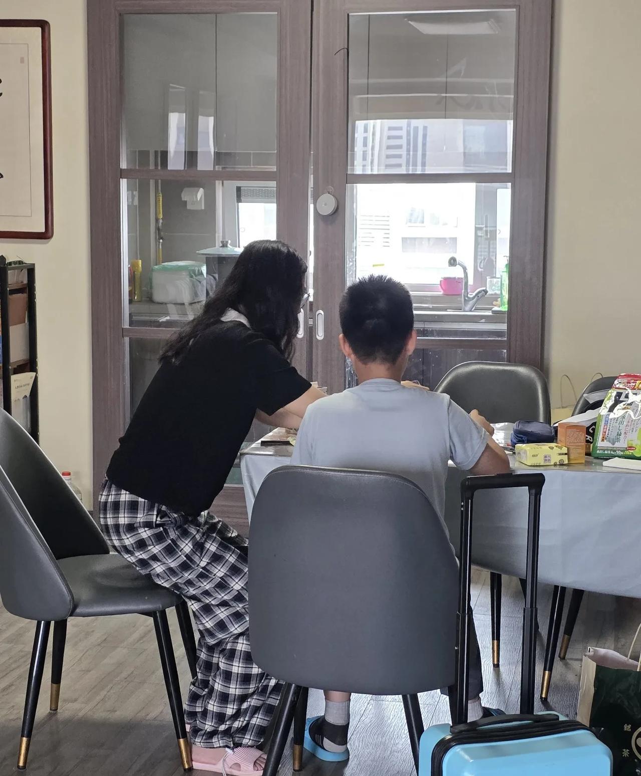 女儿辅导外孙，我抓紧躲开，避免误伤……
此时是7月20日上午10：50，再过40