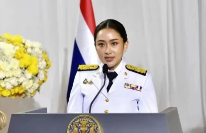 他信家族包括现在刚刚被停职的女总理佩通坦，这时候对柬埔寨前首相洪森是多么的信任，