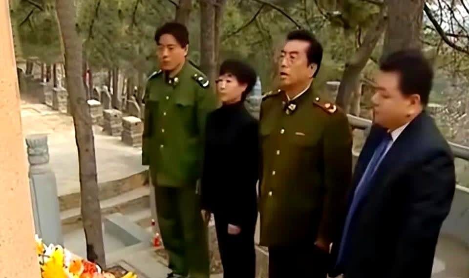 86岁的李双江回老家扫墓！

据我刚刚在网上看到消息，清明节前夕，著名歌唱家