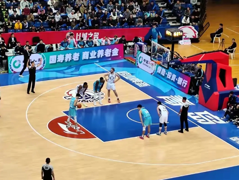 青岛队虽然99—88赢了南京同曦，但青岛球迷怎么也高兴不起来，青岛队国内球员的数