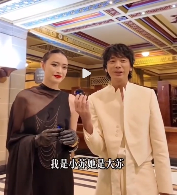 歌手苏见信陪伴女儿伦敦走秀，称赞女儿内心坚强！
