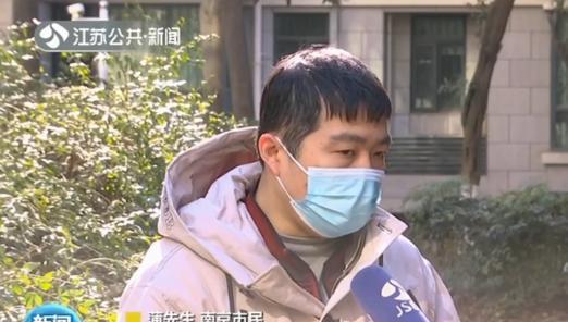 江苏南京，男子在银行里大声吵闹，情绪激动，自己买房贷款117万，月供8000，还