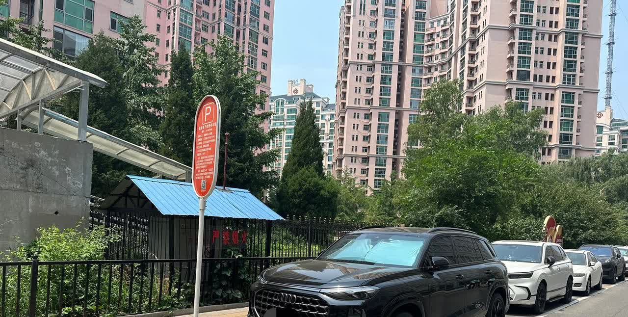 今天拍到了，
2025款奥迪Q6。

乍一看，
这辆车还是很有体量感的，