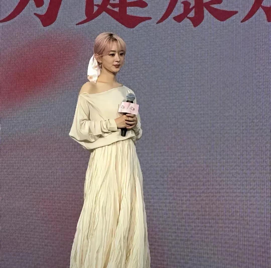 赵丽颖和杨幂，真是“没有对比就没有伤害”，赵丽颖的粉发越来越拉胯她的气质和肤色，