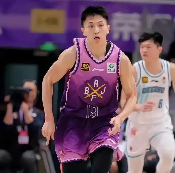 刘晓宇拒绝退役，加盟宁波
刘晓宇在CBA也算高龄球员，出生在吉林，和北京控股合同