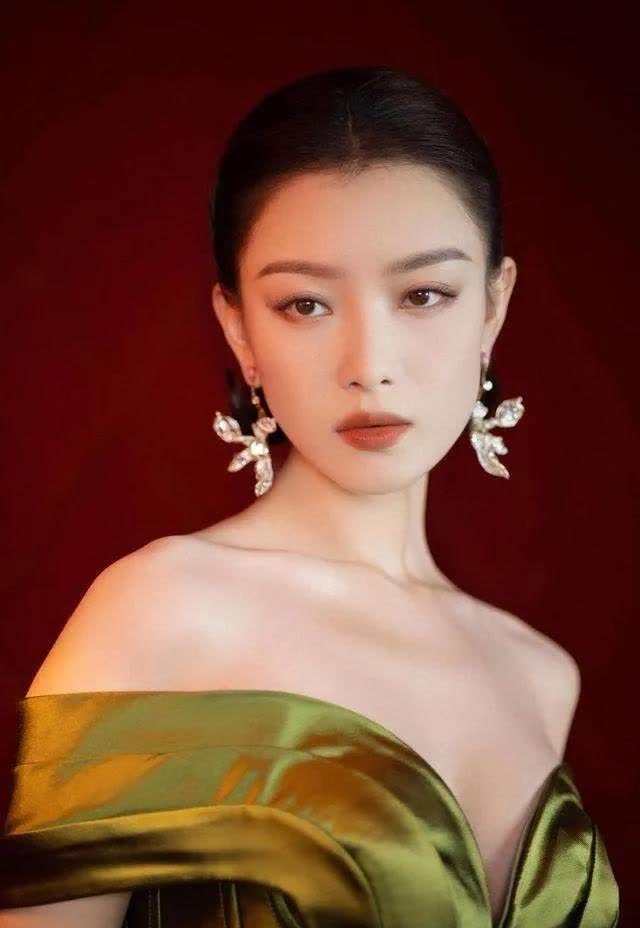 有一次，记者问倪妮:“据说有很多人馋你的身子，你怎么看？”

只见倪妮丹唇轻