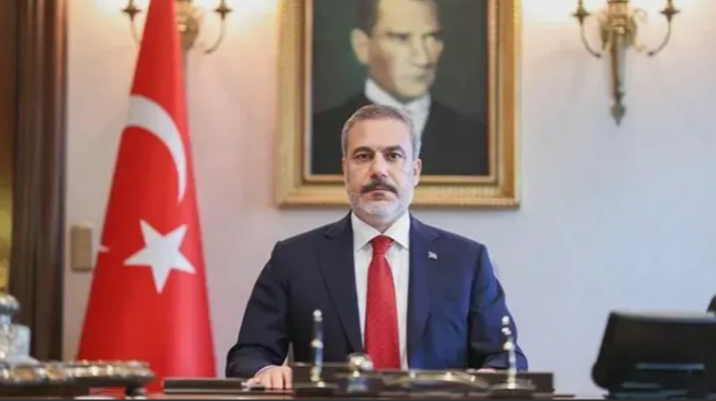 土耳其真是拼了！
为了能加入欧盟，面子都不要了，还亲自给泽连斯基撑伞，如今又去英