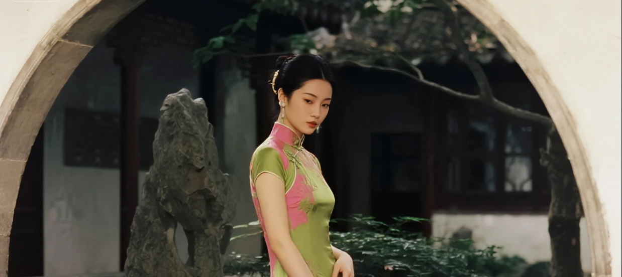 古韵新风：旗袍佳丽庭院漫步的优雅瞬间