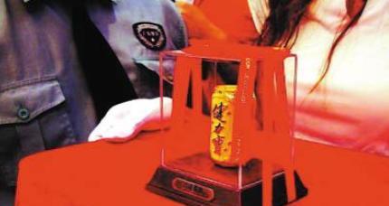 1992年巴塞罗那奥运会上结束后，柔道冠军庄晓岩收到健力宝集团赠送的