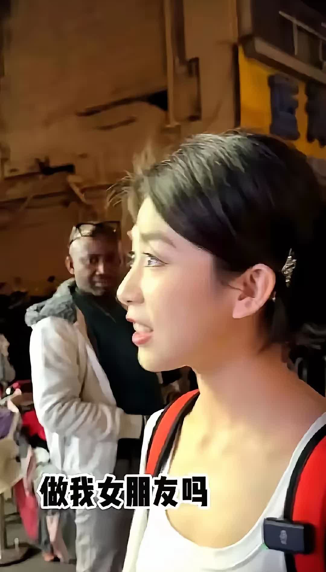 最近在桂林发生了一件超有趣的事儿！一名黑人男子看到一位中国美女，直接

拿着