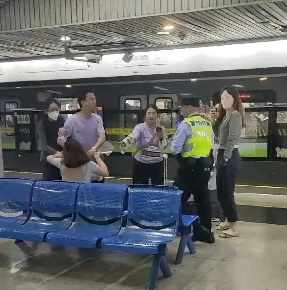 5月24日上海地铁马某被处罚了，那个全程被踢裆克制的史某，唉，一言难尽！

上海