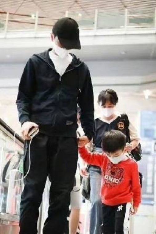 谁能想到，荧幕上酷帅有型的陈晓，私下里居然是个妥妥的带娃奶爸！

今年过年，大家