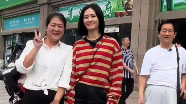 43岁谢娜回乡被公开嘲讽：穿衣土气，又老又胖？网友：关你什么事，回家陪爸妈还要走红毯吗？