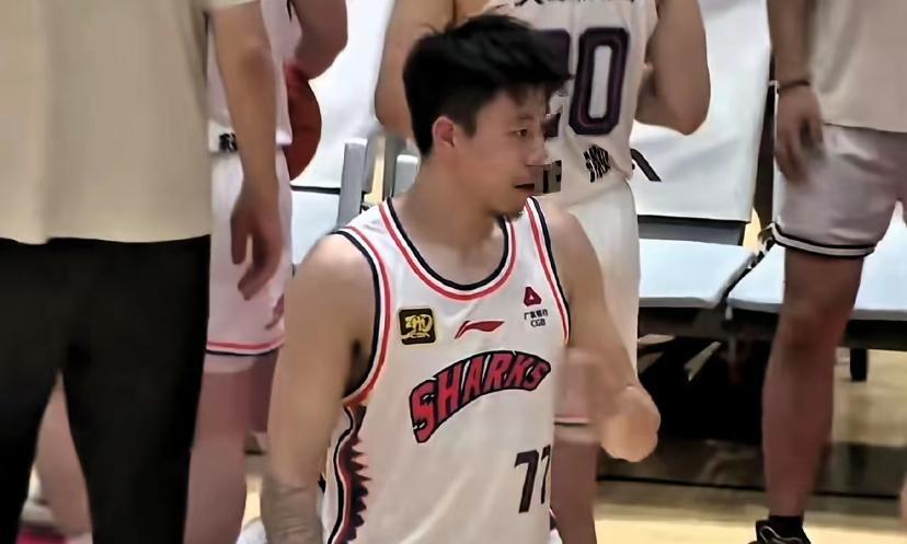 目前，换了环境水土不服，需要球队和球员相互适应，通过两场热身赛，看到上海队打的比