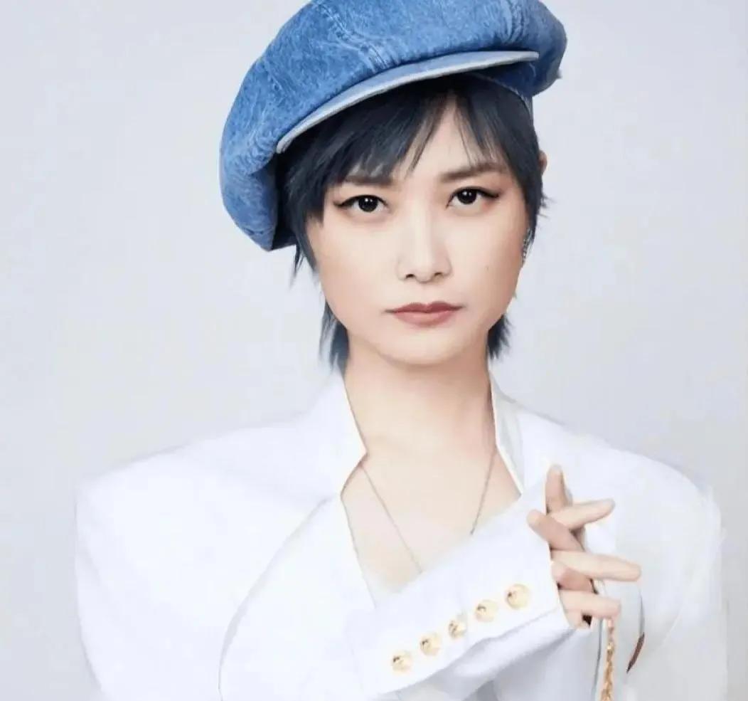 | 雌雄莫辨·李宇春 |
当年短信时代，超女李宇春火了，中性女孩，无胸霸天下。